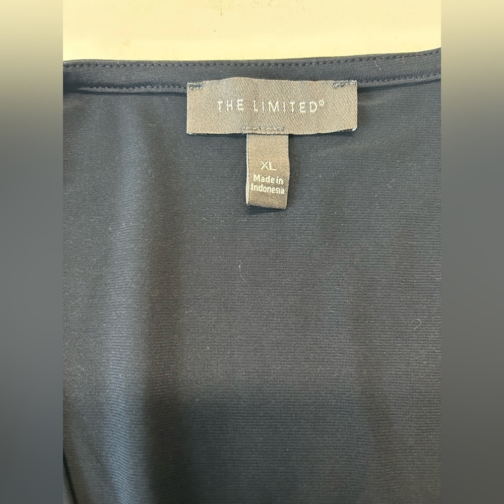 NWOT LIMITED FAUX WRAP NAVY BLUE 3/4 SLEEVE DRESS. FLATTERING ON ALL BODY TYPES - Picture 4 of 7